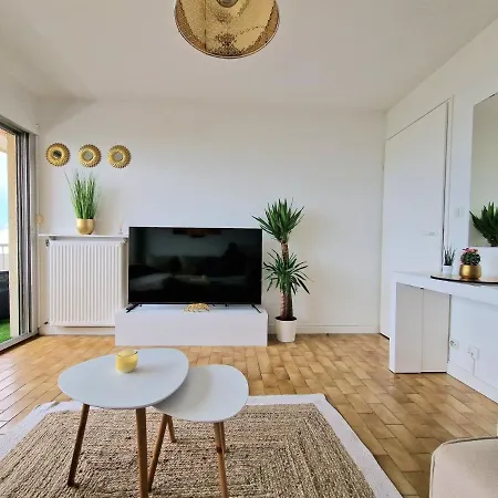 Apartment 1ere Ligne Piscine Terrasse Au Bord De La Front De Avec 6 Velos