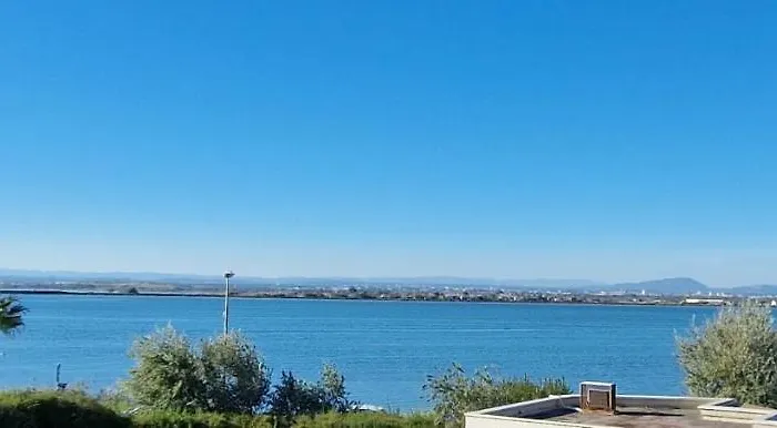 Lägenhet 1ere Ligne Piscine Terrasse Au Bord De La Front De Avec Velos