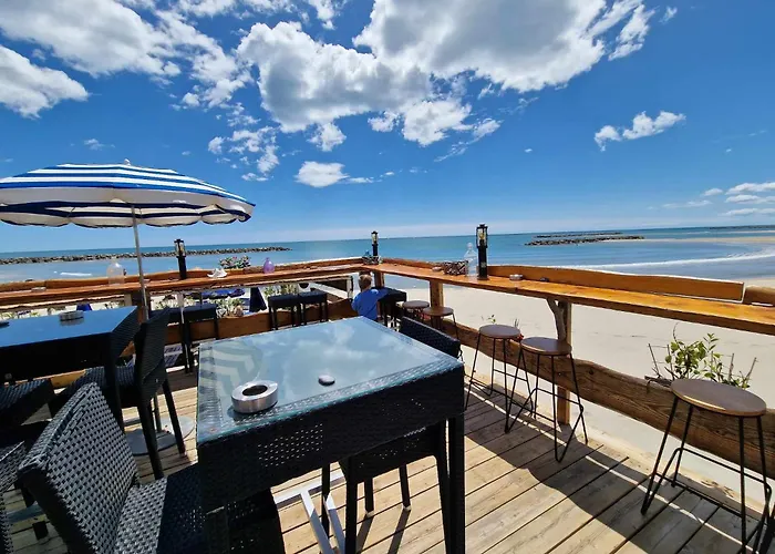 Lägenhet 1ere Ligne Piscine Terrasse Au Bord De La Front De Avec Velos
